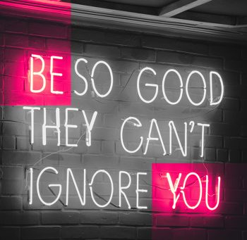 Neonskylt med texten "Be so good thet can't ignore you"